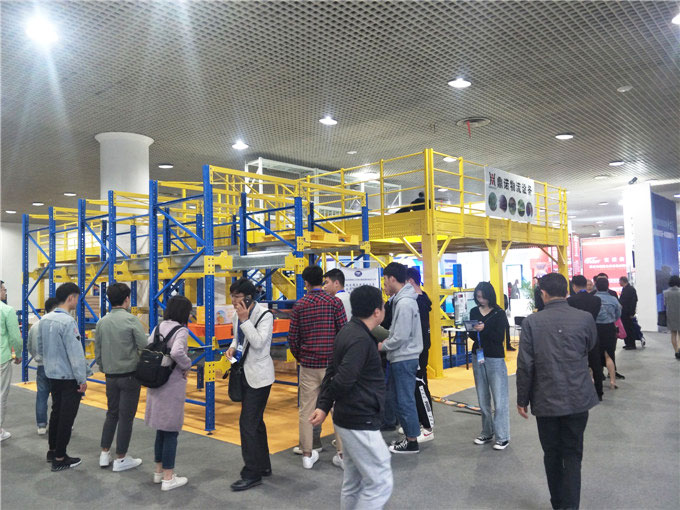 展位人潮涌動(dòng)