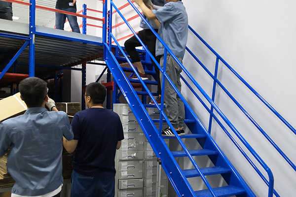 閣樓貨架樓梯處